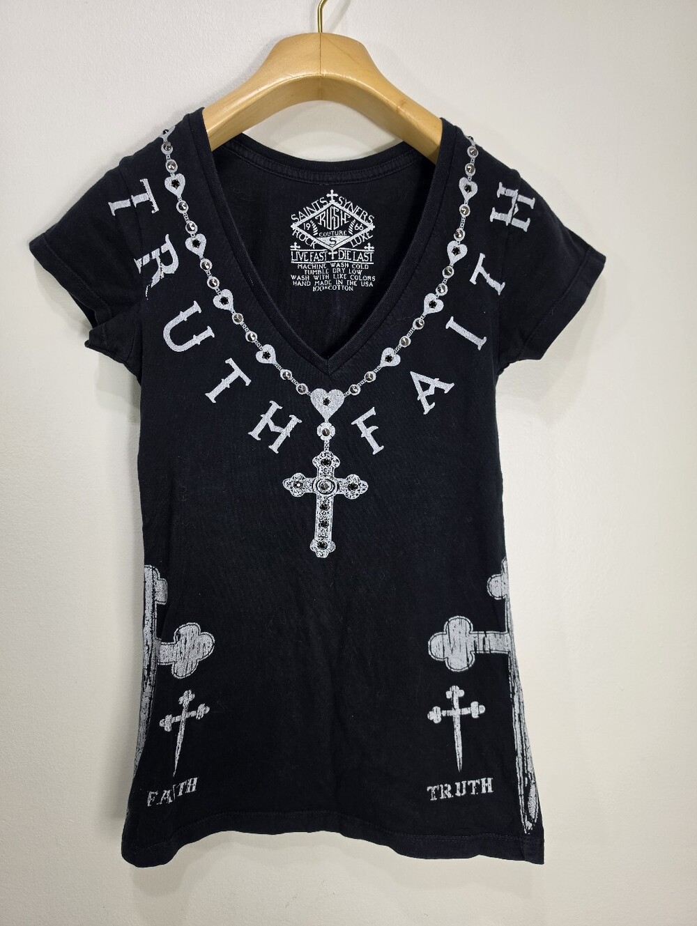 Y2K Women's Black 'Truth Faith' V-Neck Tee